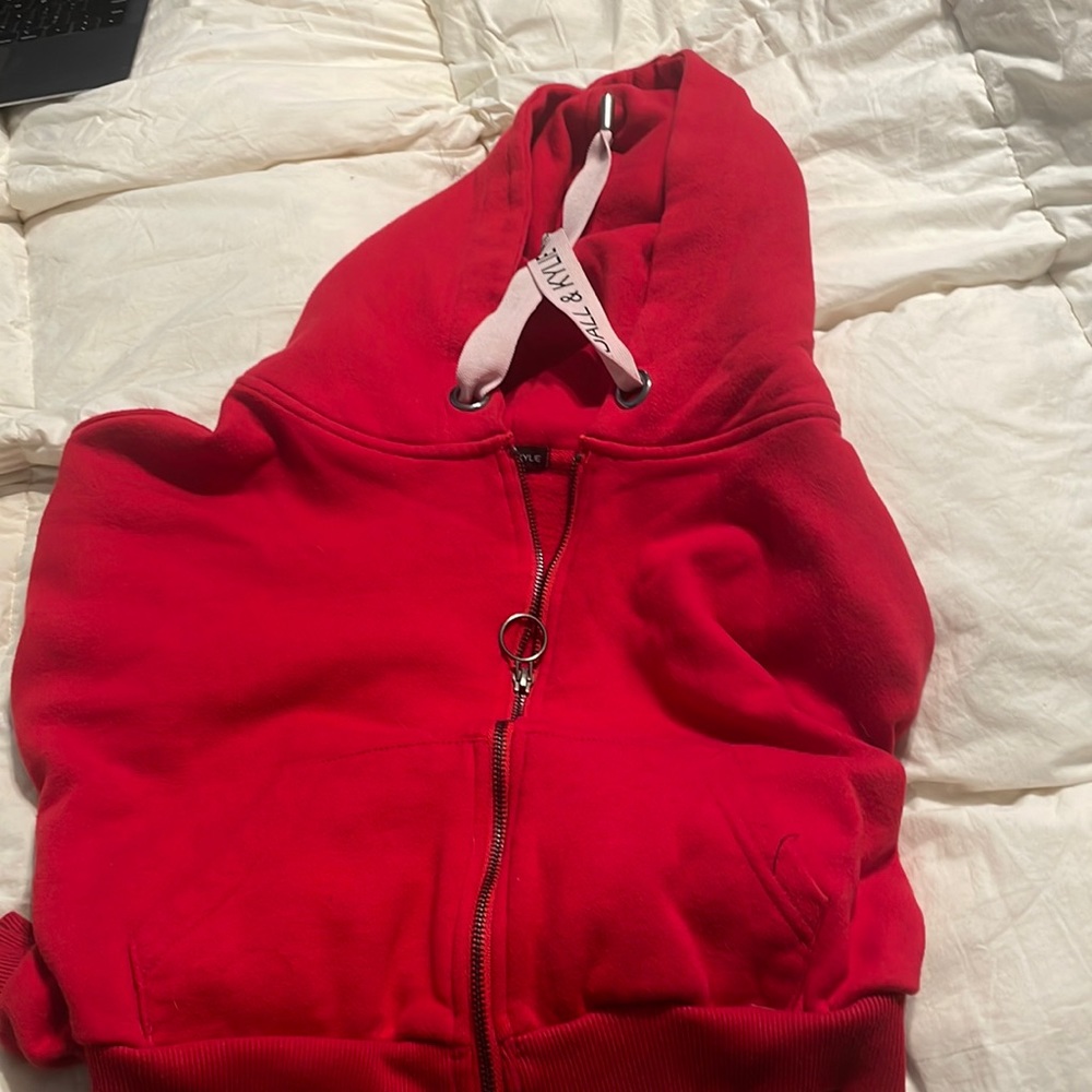 Read cropped Kendall and Kylie, a sweater